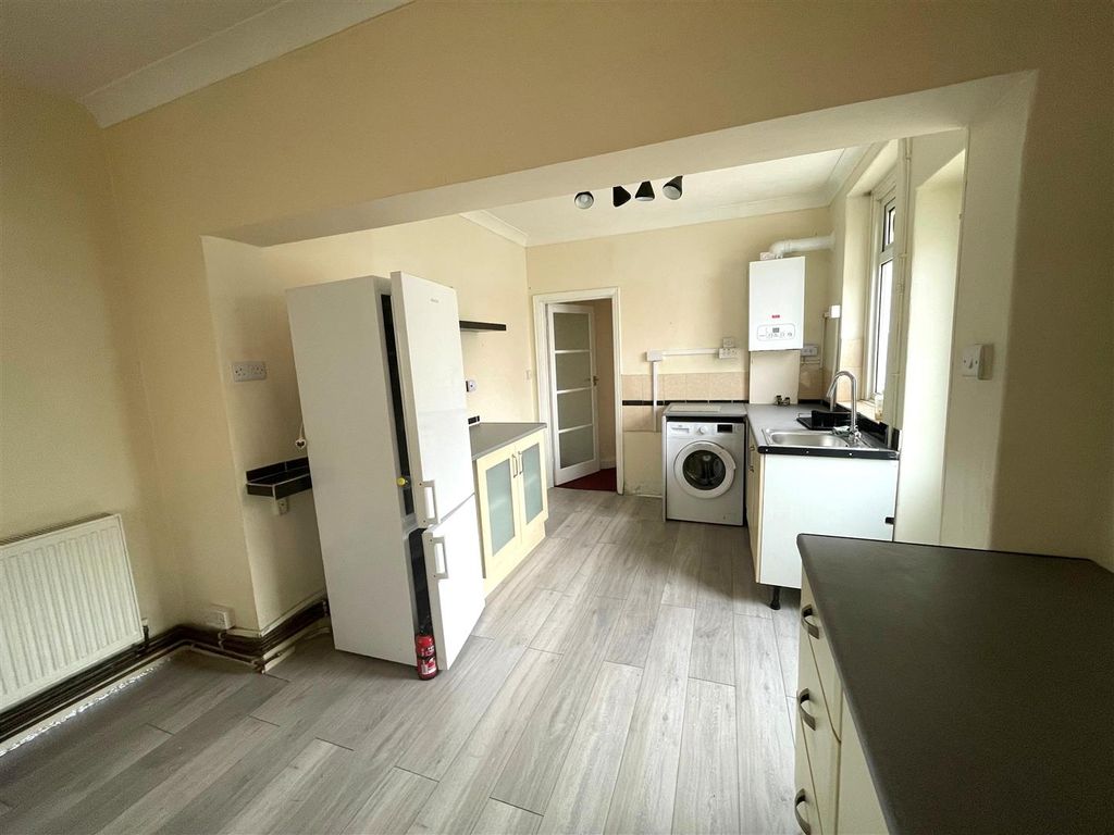 Property photo 3 of 11 Kitchen.Jpg