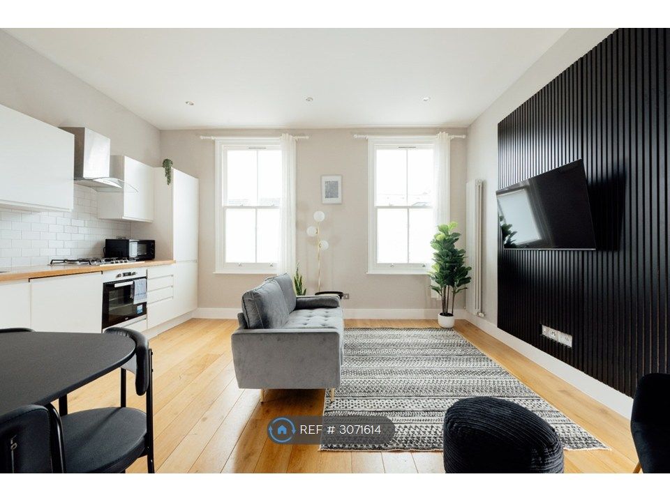 Property photo 2 of 11 Living & Tv
