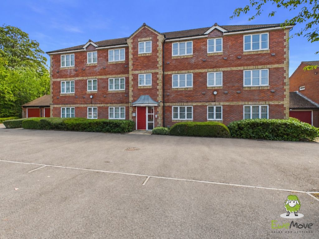Property photo 1 of 19 Ewemove Estate Agents Basingstoke - 4 Breadels Cou