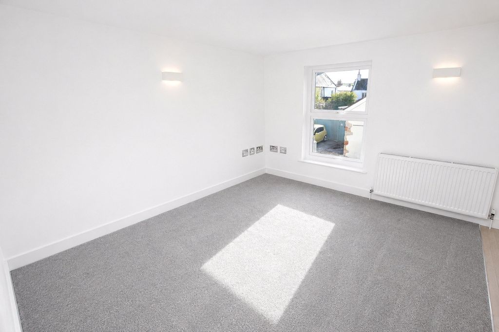 Property photo 3 of 8 Picture No. 13