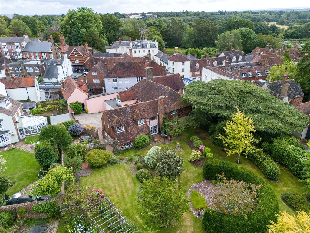 Property photo 3 of 34 Gardens