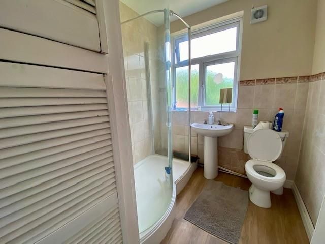 Property photo 3 of 16 Bathroom