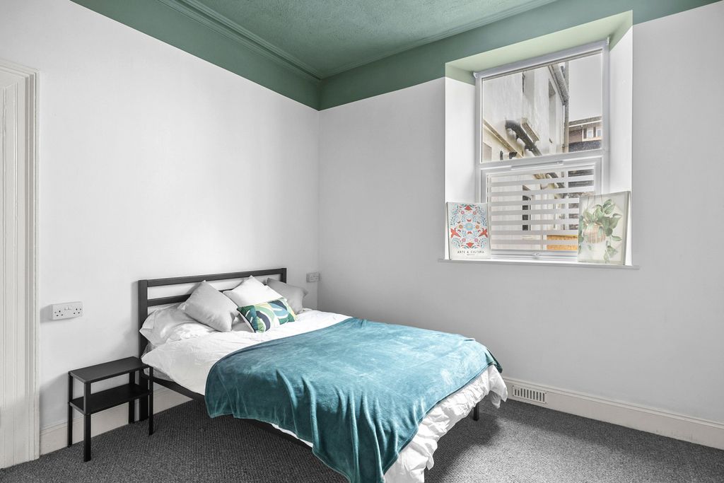 Property photo 3 of 11 0021