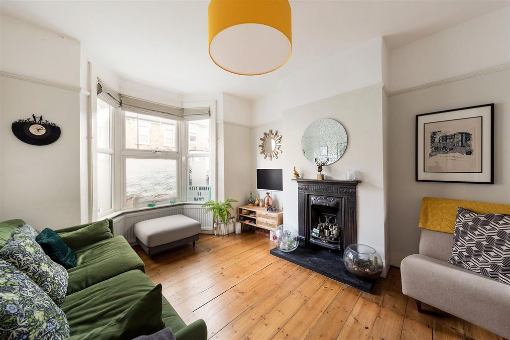 Property photo 2 of 38 Gaywood Road, E17