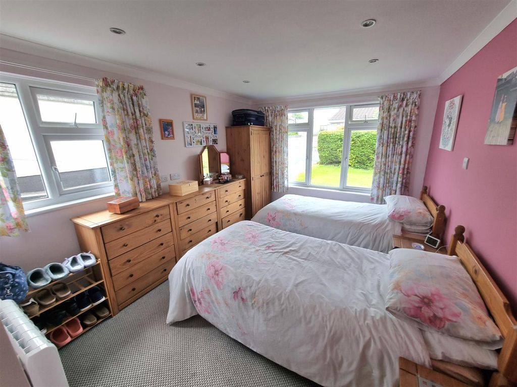 Property photo 3 of 11 Bed 1.Jpg