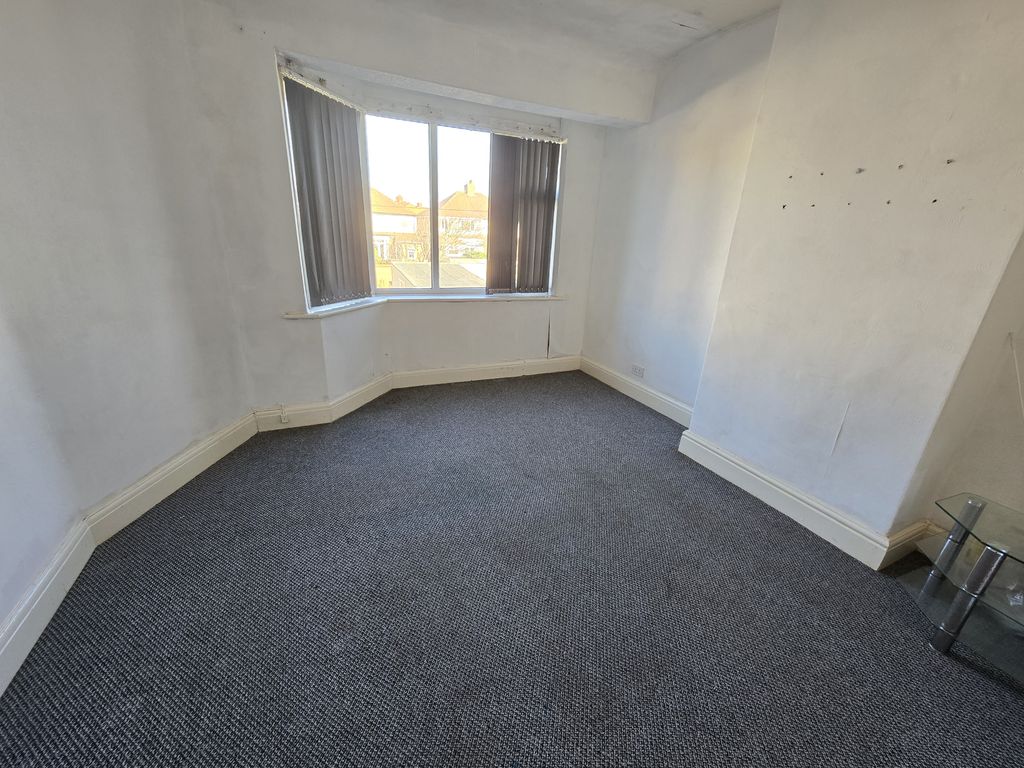 Property photo 3 of 16 Top Flat, 23 Haddon Road, Bispham, Blackpool, Lancashire, Fy2 9Ah - R241218 155 (15).Jpg