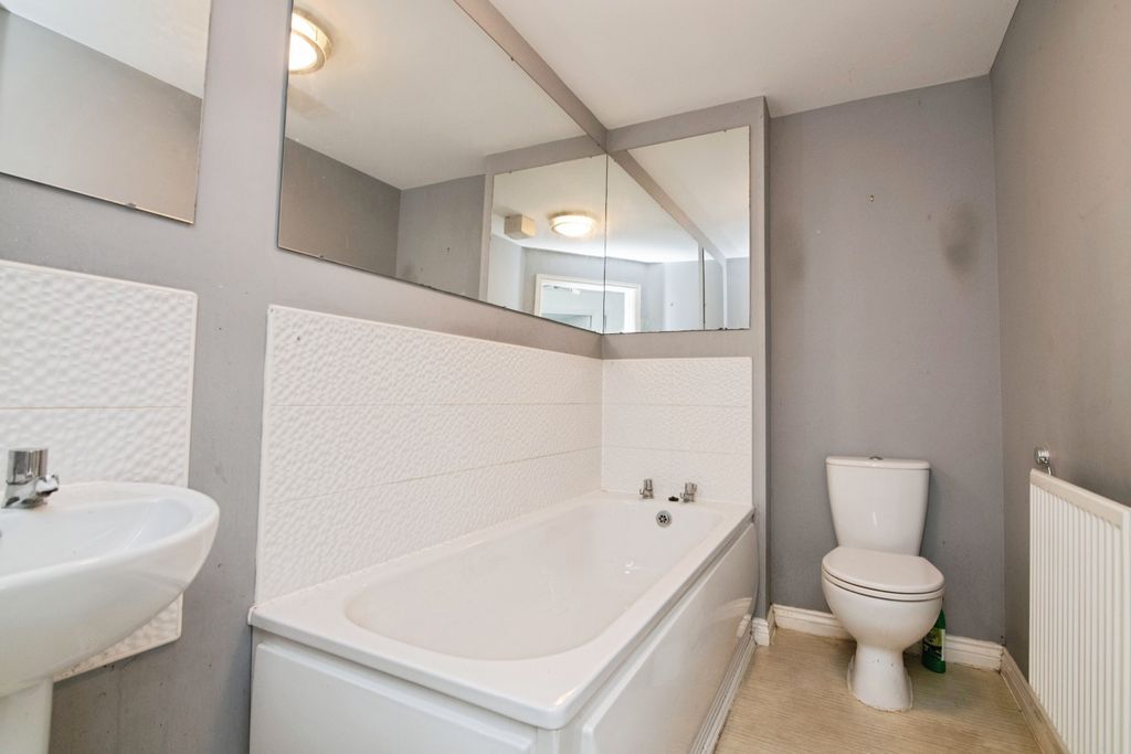 Property photo 3 of 15 Bathroom