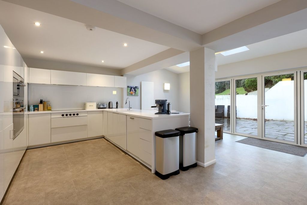 Property photo 2 of 27