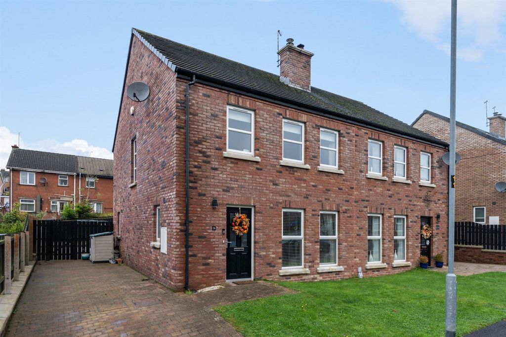 Property photo 2 of 29 26 Millbank Grove 27.Jpg