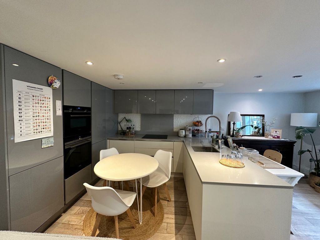 Property photo 3 of 9 Kitchen