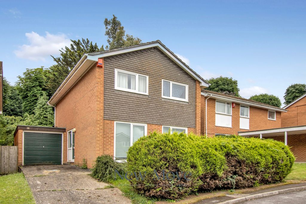 Property photo 1 of 11 4 Bed Detached House For Sale Lingfield Drive, Pound Hill Rh10