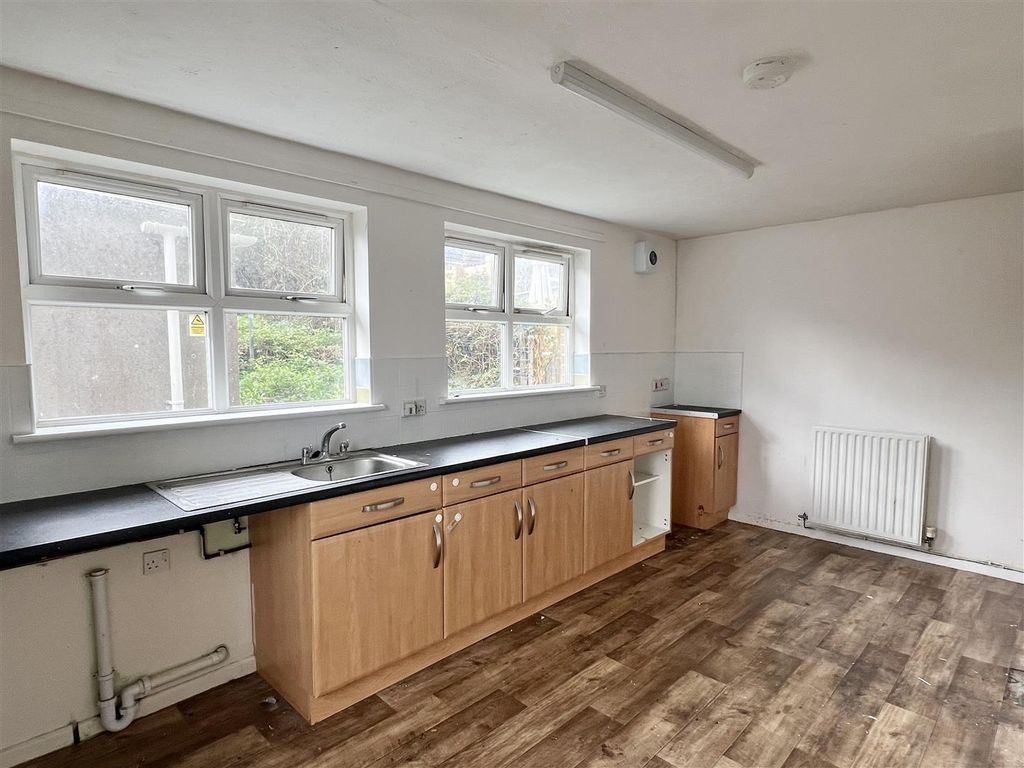 Property photo 3 of 16 Kitchen: