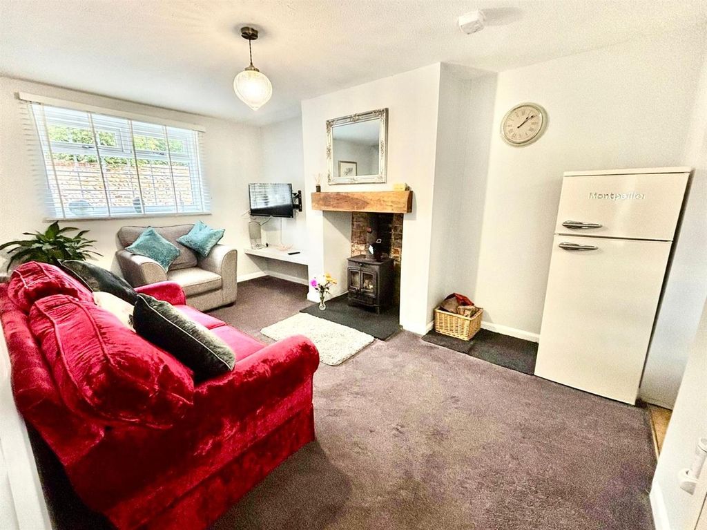 Property photo 3 of 18 Lounge