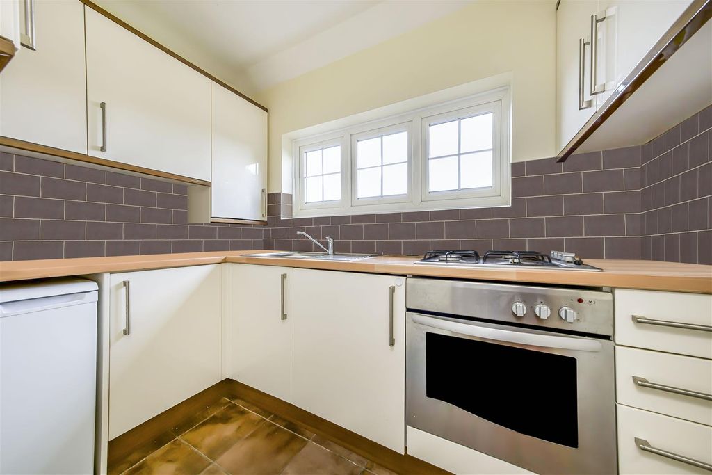 Property photo 2 of 9 4
