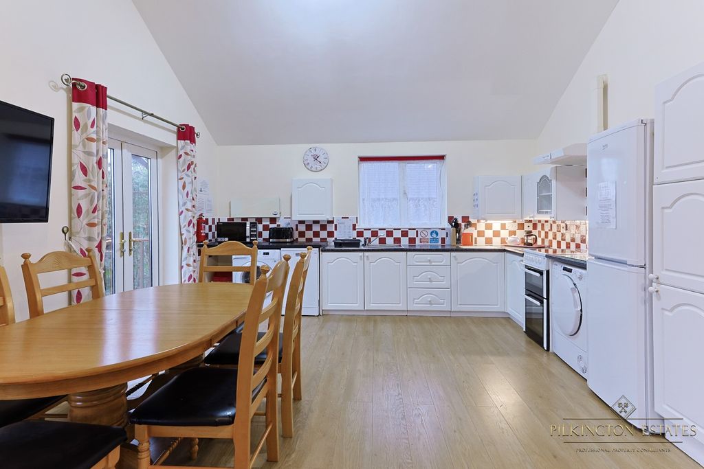 Property photo 3 of 17 4699864