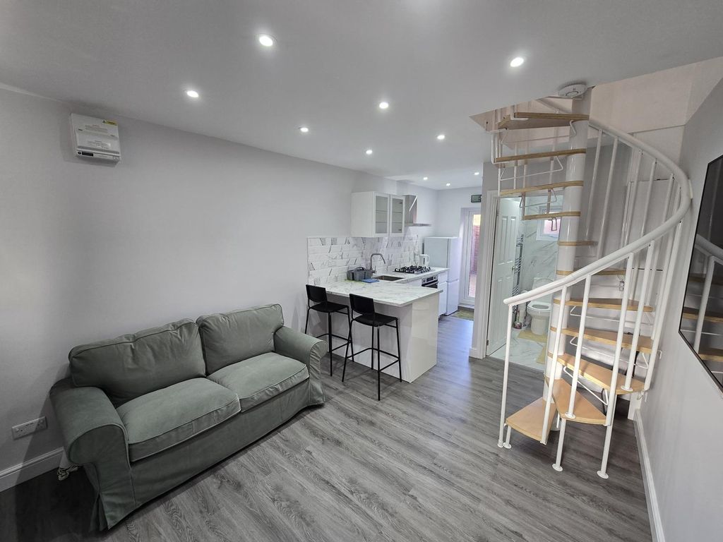 Property photo 1 of 10 1 Bed Flat To Rent Eastcote Lane, Harrow Ha2