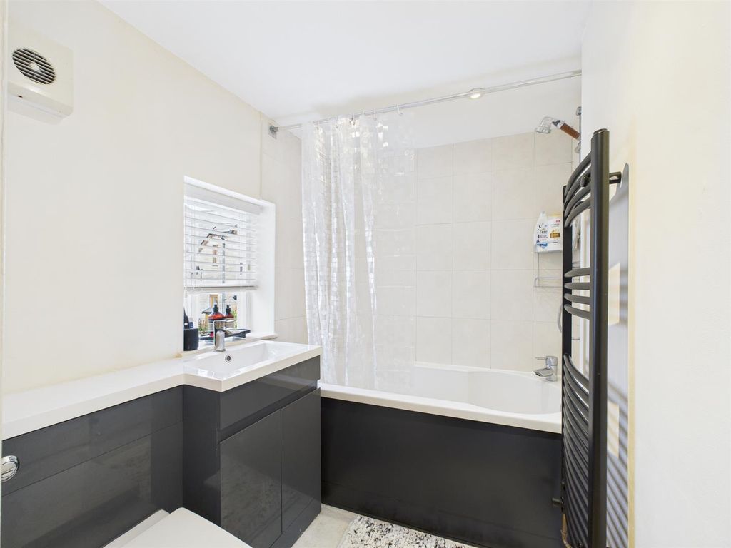 Property photo 1 of 10 Bathroom .Jpg