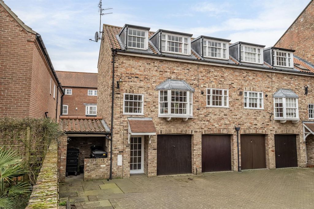 Property photo 1 of 15 External