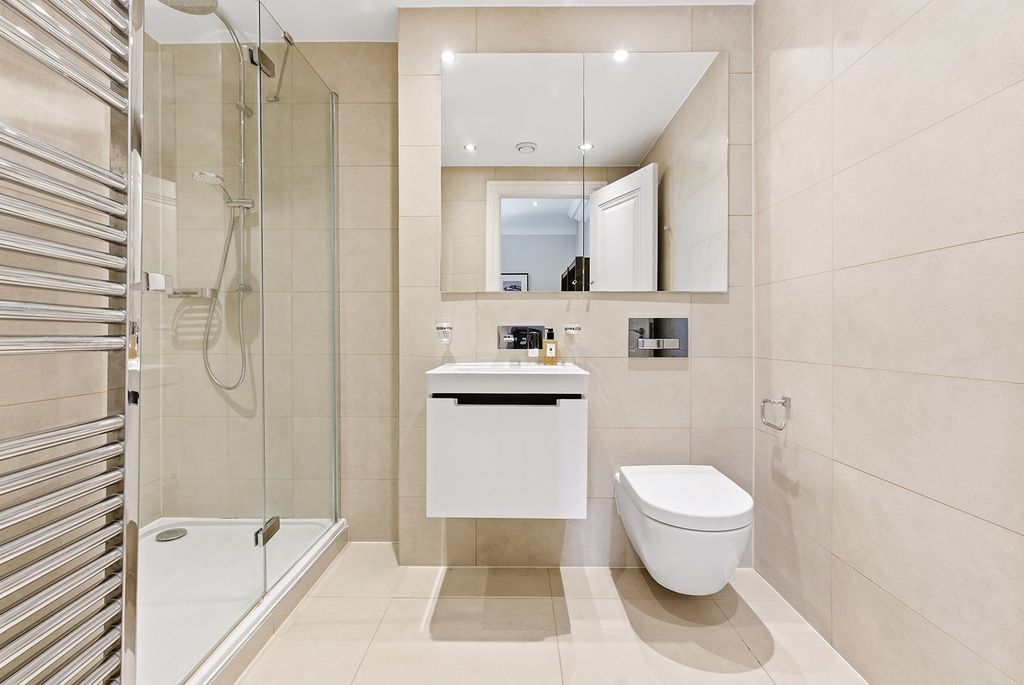 Additional image 4 of 3 bed flat for saleQueen Elizabeth Crescent, Beaconsfield, Buckinghamshire HP9