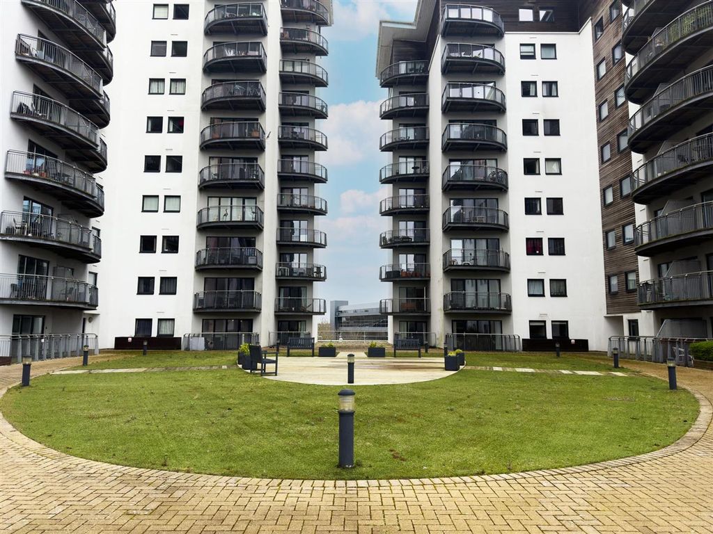 Property photo 2 of 24 Communal Gardens