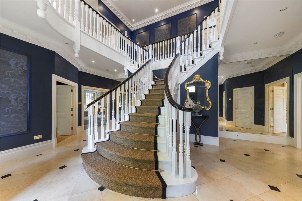 Property photo 3 of 36 Entrance Hall