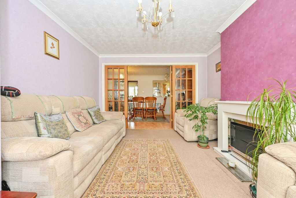 Property photo 3 of 16 Lounge