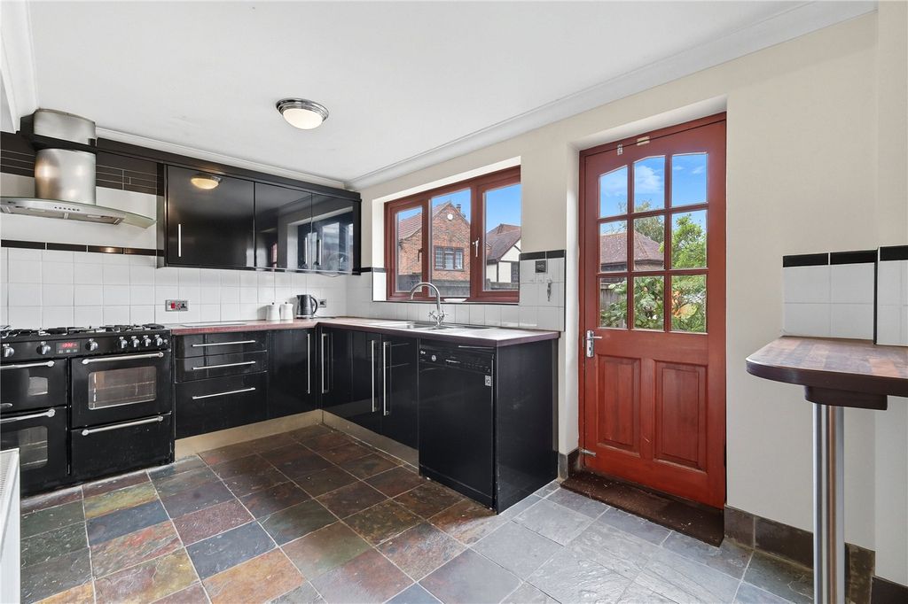 Property photo 2 of 18 Fitted Kitchen