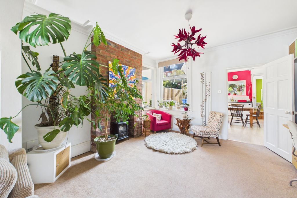 Property photo 3 of 25 Through Lounge