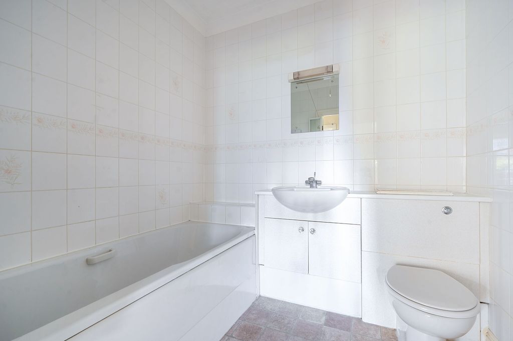 Additional image 18 of 1 bed flat for saleKing George Avenue, Petersfield GU32
