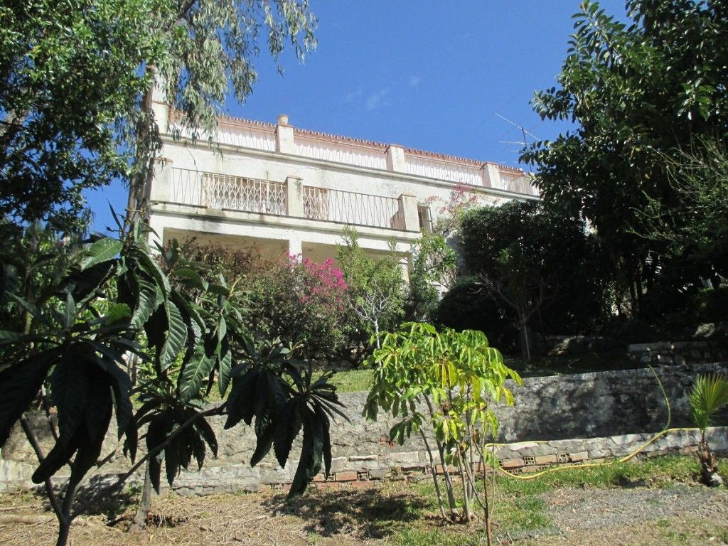 Property photo 2 of 16 Villa