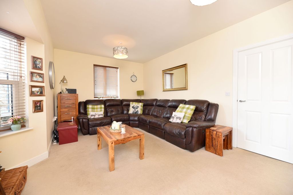 Property photo 3 of 27