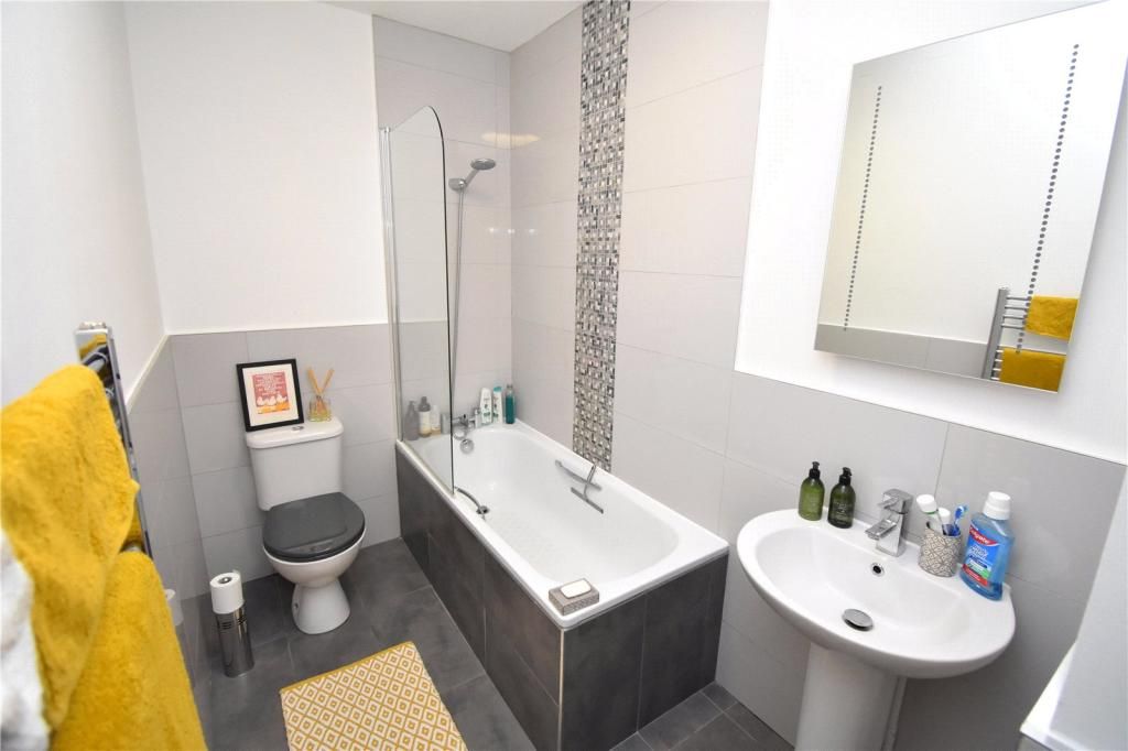 Property photo 2 of 8 Bathroom