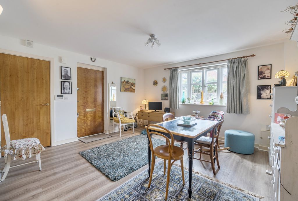Property photo 2 of 18 1329199-6-6881Fd5...