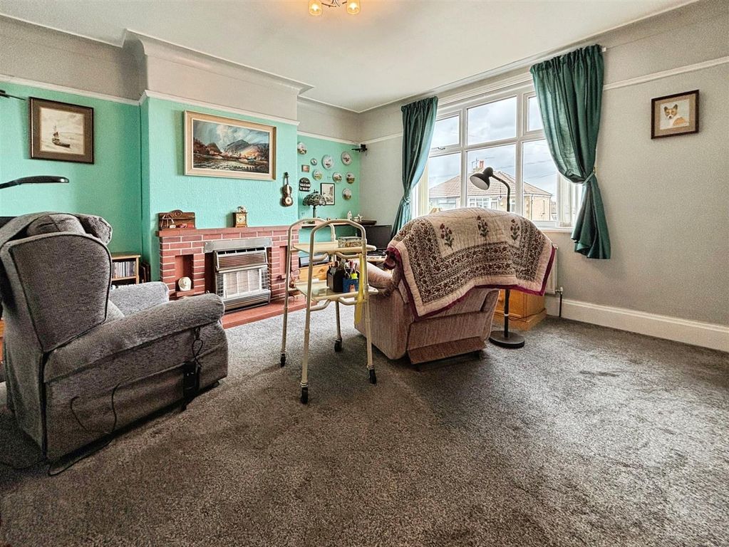 Property photo 2 of 18 Lounge