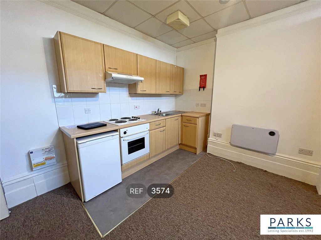 Property photo 2 of 5 Living Room / Kitchen