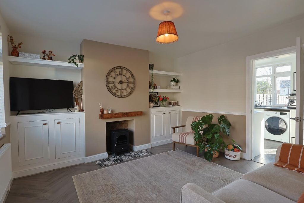 Property photo 2 of 16 Lounge