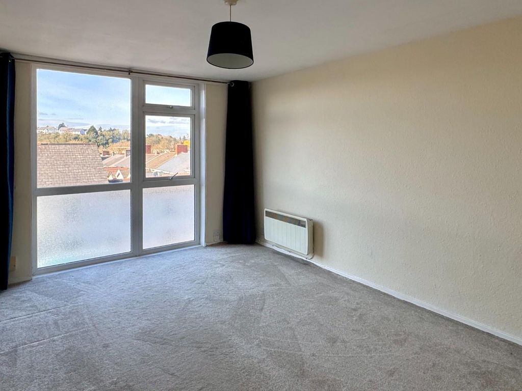 Property photo 3 of 9 Lounge