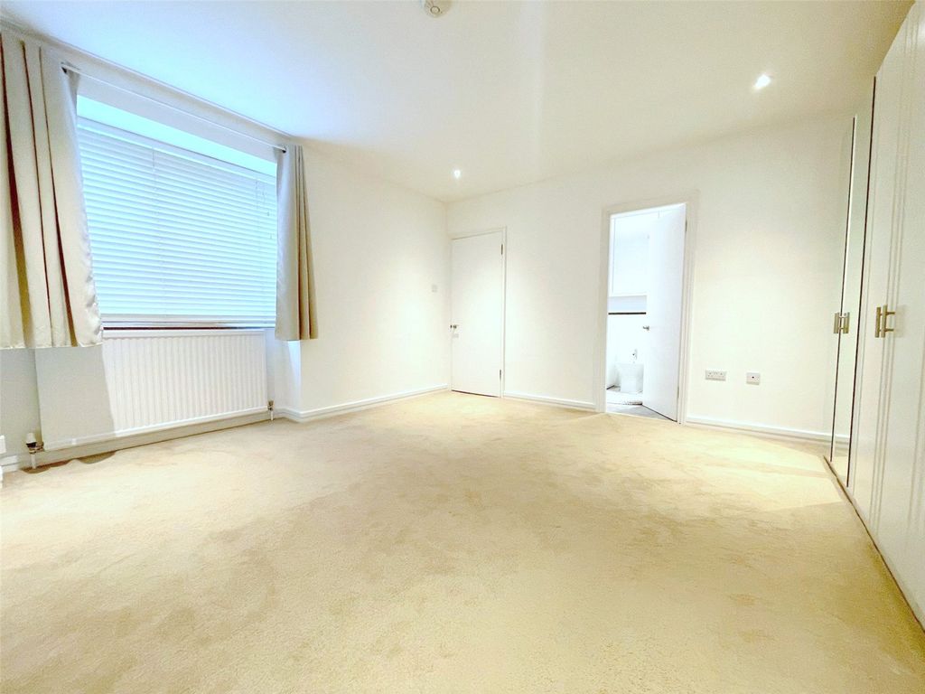 Property photo 3 of 12 Picture-No-15-85