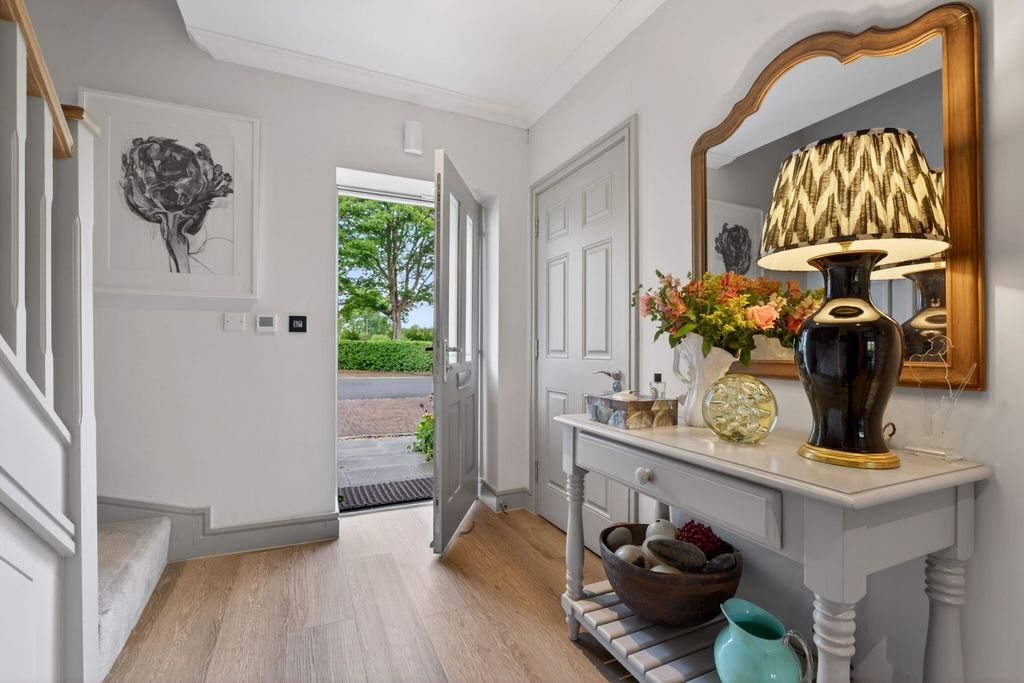 Property photo 2 of 23 Entrance Hall