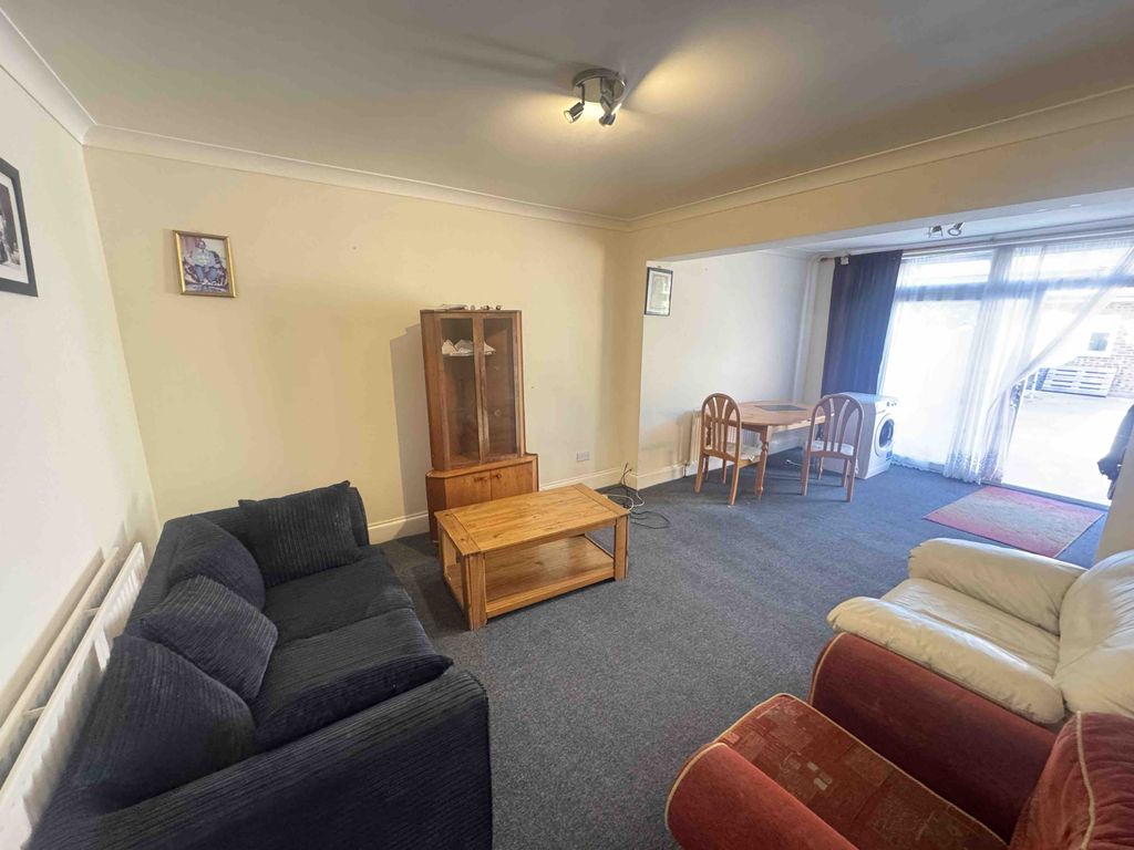 Property photo 1 of 8 3 Bed Terraced House To Rent Ravensdale Road, Hounslow Tw4