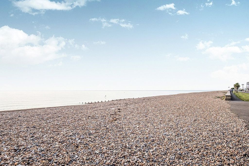 Property photo 2 of 9 Worthing Seafront