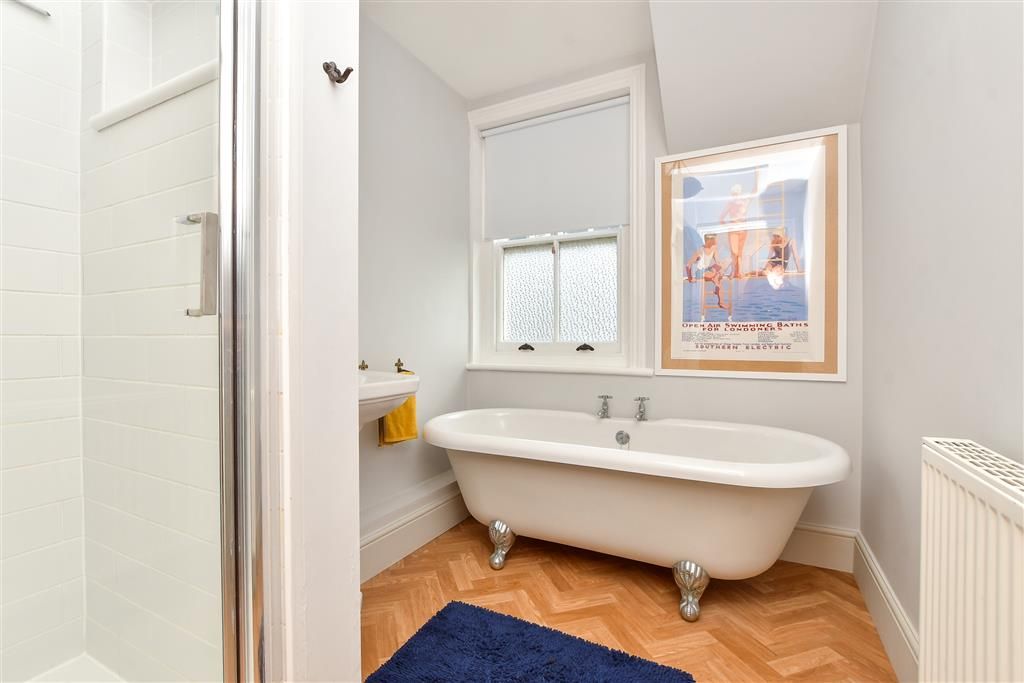 Property photo 3 of 19 Bathroom