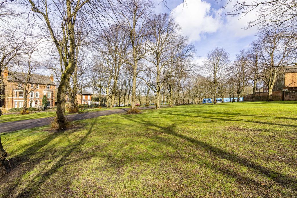 Property photo 3 of 15 103Waterloocrescent-23