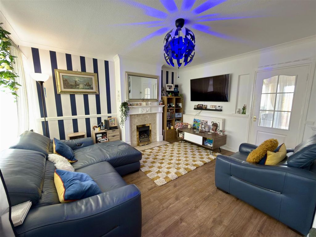 Property photo 2 of 10 Lounge