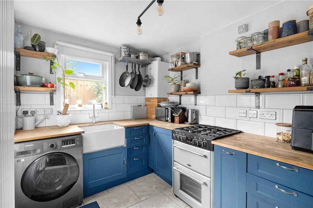 Property photo 2 of 11 Kitchen