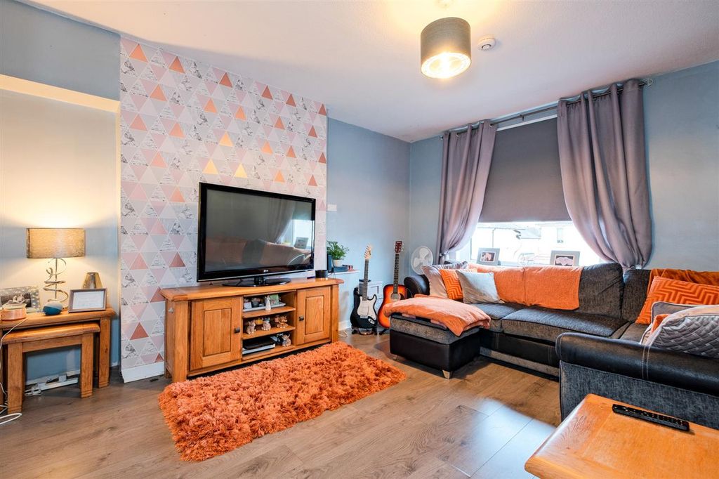 Property photo 3 of 13 Lounge