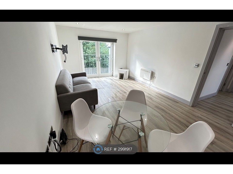 Property photo 1 of 18 Living Room