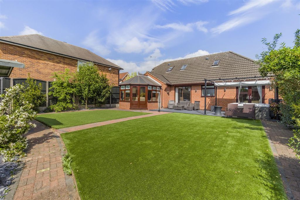 Property photo 3 of 41 8648189-Exterior03.Jpg