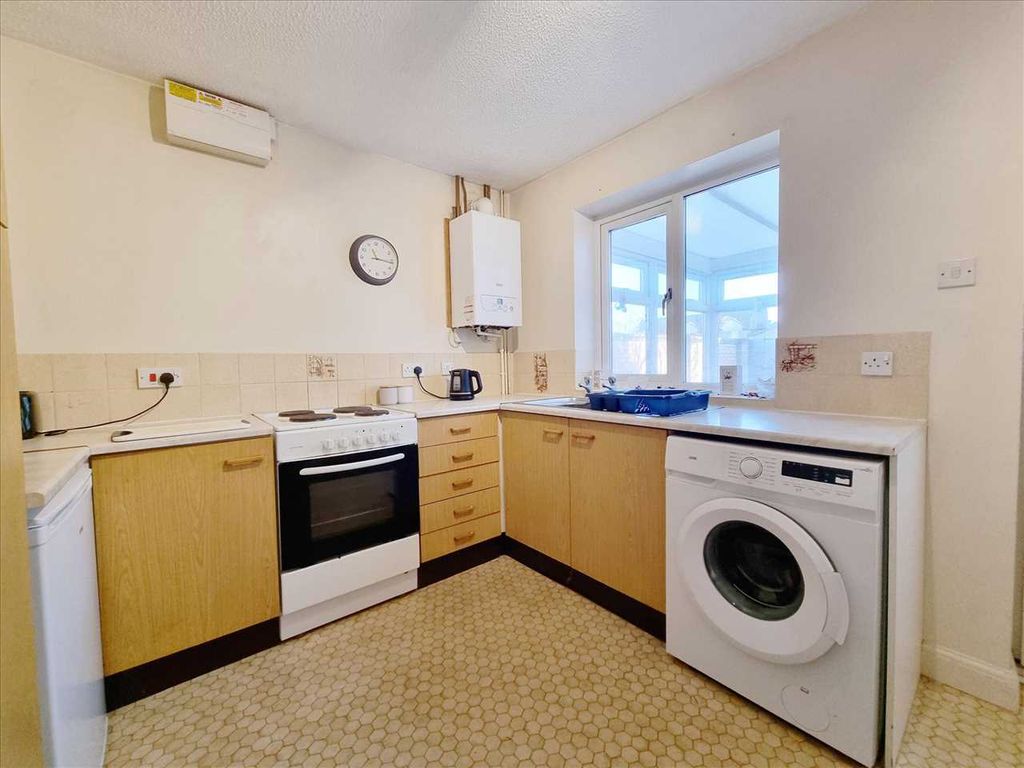 Property photo 3 of 10 Kitchen Diner: