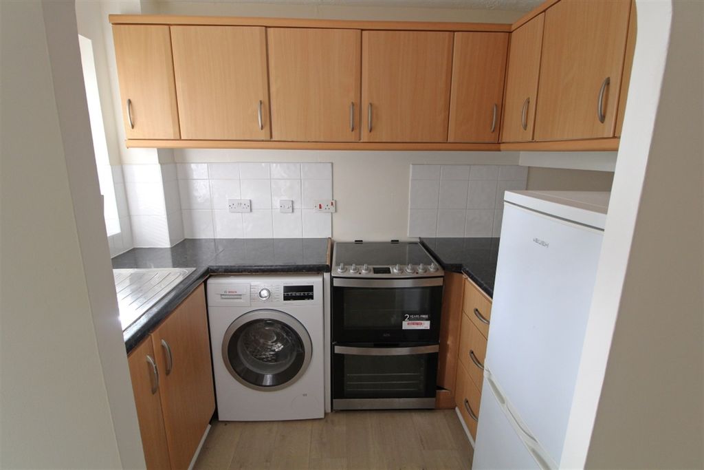Property photo 3 of 9 Kitchen